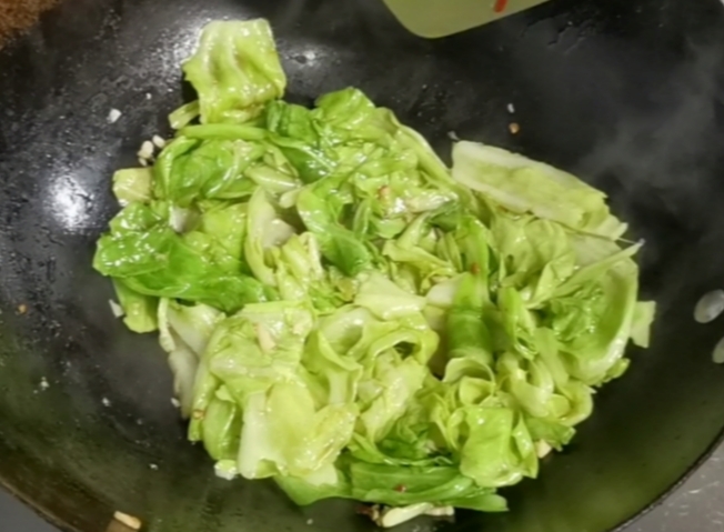 the steps of stir-fried cabbage with bean sauce chili