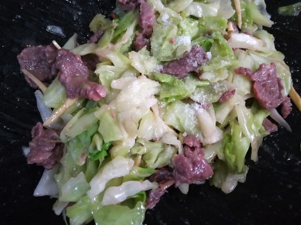 steps of beef stir-fried cabbage