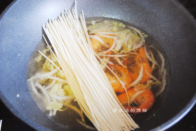 steps of fresh shrimp noodles with black skin mushrooms