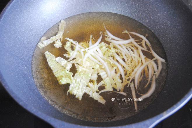 steps of fresh shrimp noodles with black skin mushrooms