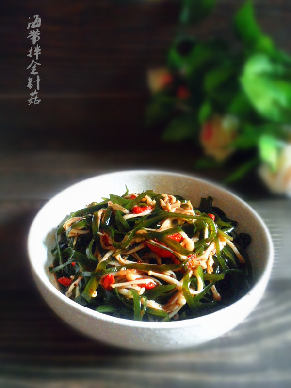 the steps of mixing kelp with enoki mushrooms