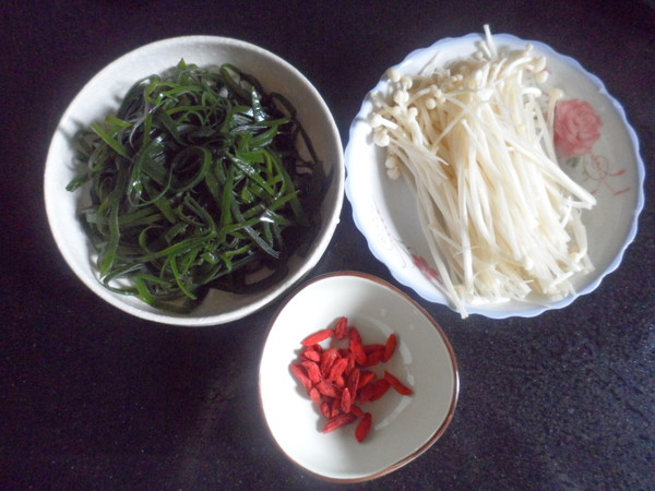 the steps of mixing kelp with enoki mushrooms