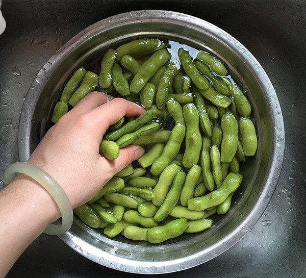 the steps of spiced edamame