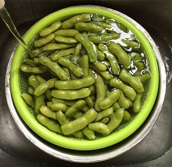 the steps of spiced edamame