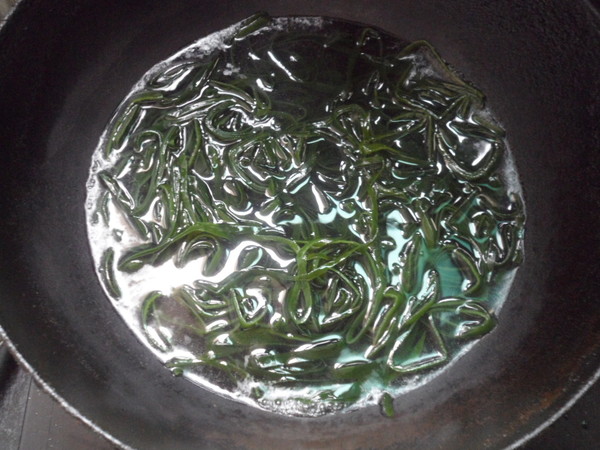 the steps of mixing kelp with enoki mushrooms