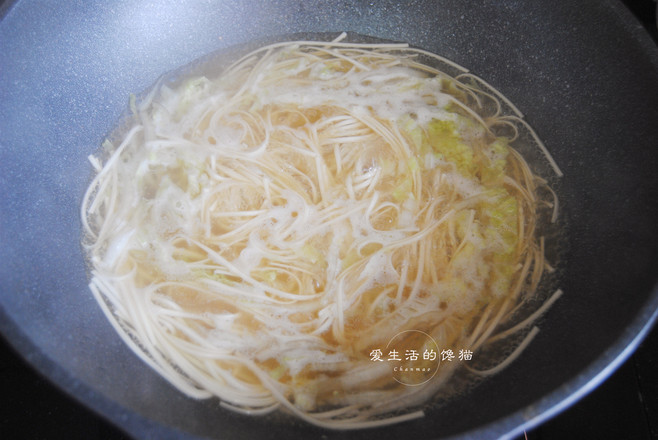 steps of fresh shrimp noodles with black skin mushrooms