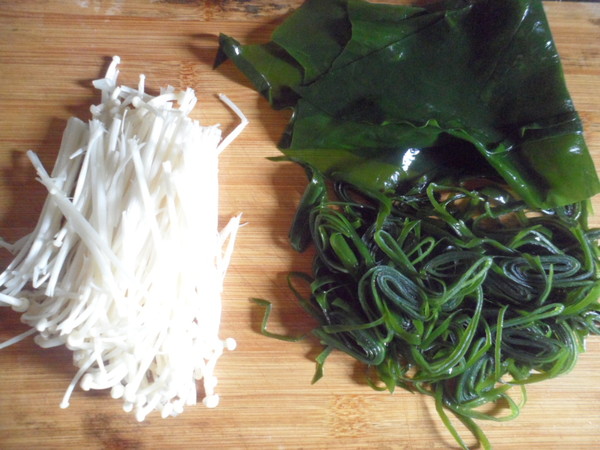 the steps of mixing kelp with enoki mushrooms