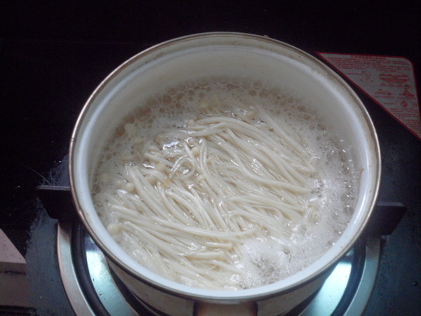 the steps of mixing kelp with enoki mushrooms