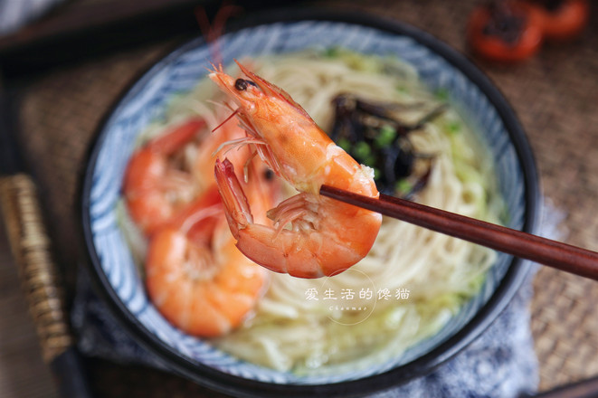 steps of fresh shrimp noodles with black skin mushrooms