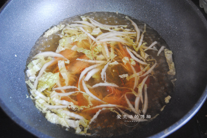 steps of fresh shrimp noodles with black skin mushrooms