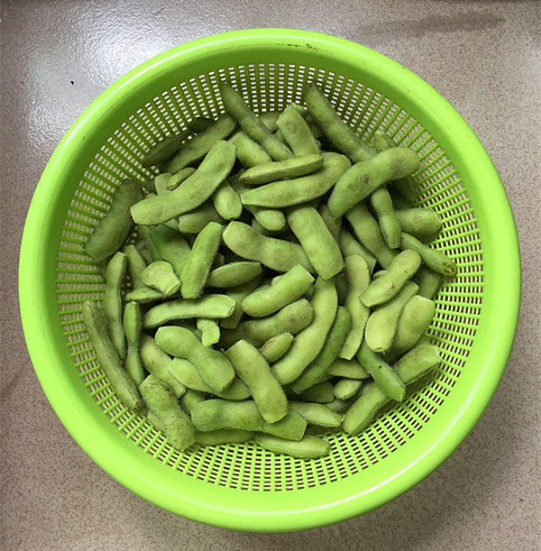 the steps of spiced edamame