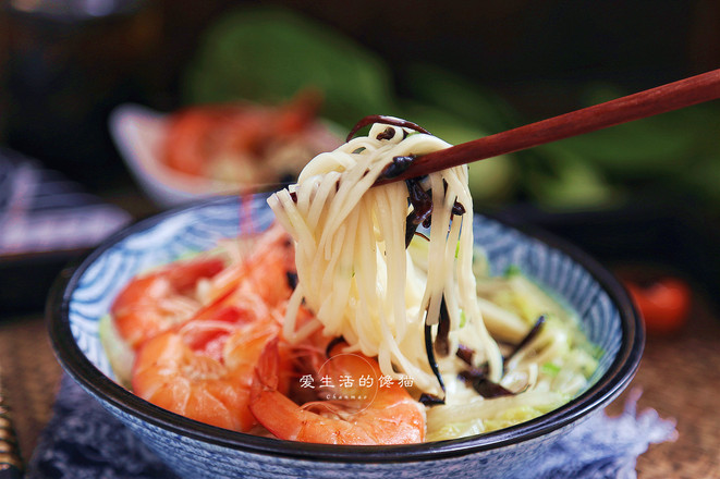 Fresh shrimp noodles with black skin mushrooms